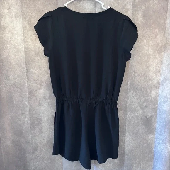 NWT Loft Outlet Black Surplice V-Neck Romper Petite 4P Petal Sleeve 27185421 - Picture 3 of 8